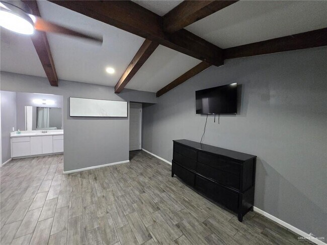 Building Photo - 12 E Tulipan Ave