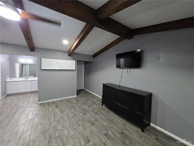 Building Photo - 800 E Tulipan Ave
