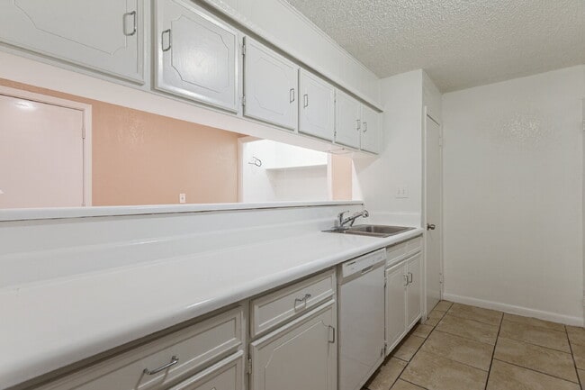 Building Photo - Spacious & Modernized Duplex Living in Southwest Fort Worth