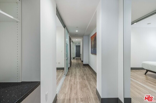 Building Photo - 932 S Hill St