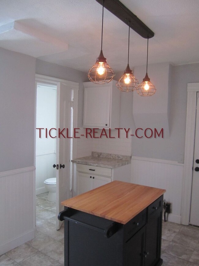 Building Photo - 3 Bedroom Single Family House