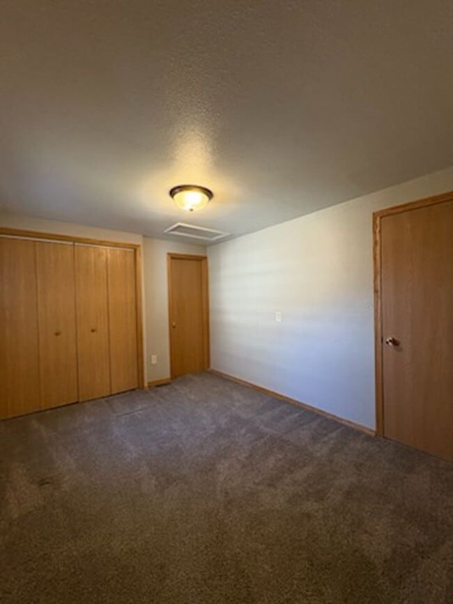 Building Photo - 3 BED | 2 BATH | SINGLE LEVEL | NORTH