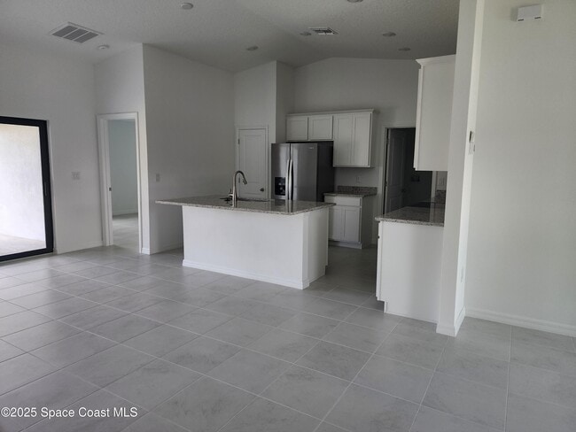 Building Photo - 2211 San Filippo Dr SE