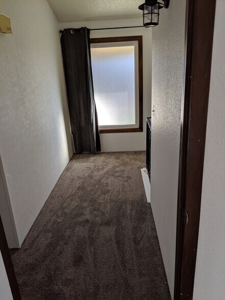 landing looking towards the stairs from the 2nd bedroom. - 2115 Pleasanton St