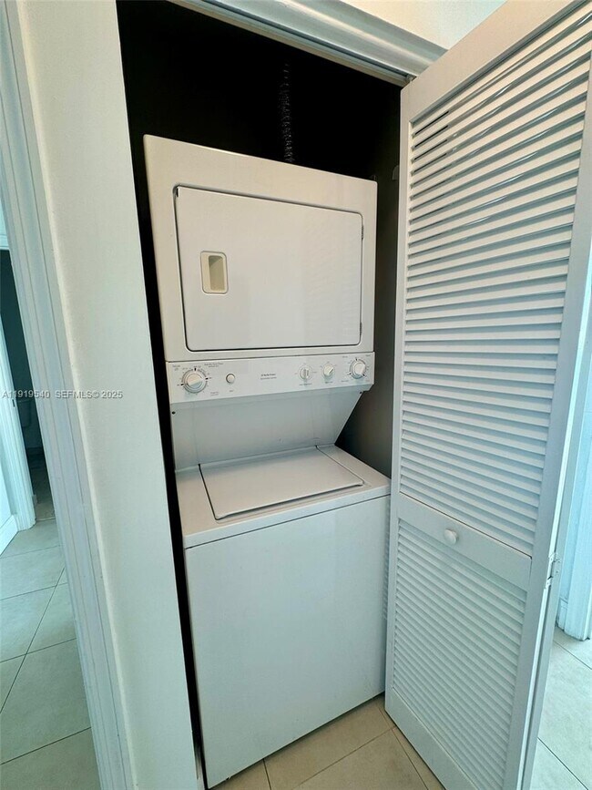 Building Photo - 2525 SW 3rd Ave