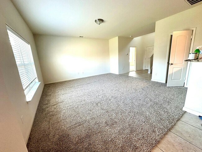 Building Photo - 1613 White Mountain Wy