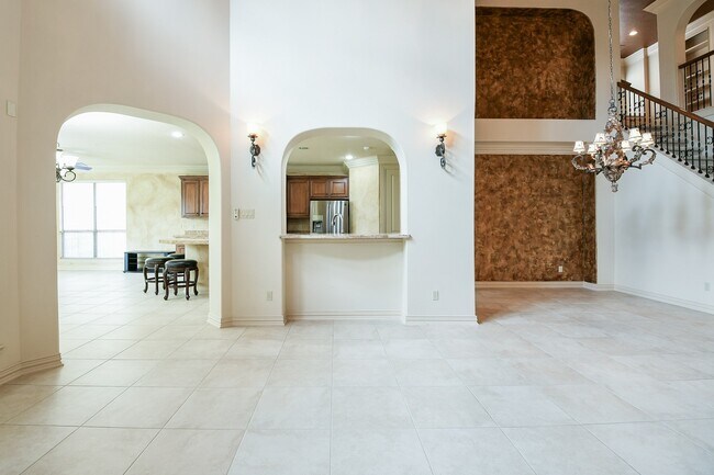 Building Photo - 2014 Flower Garden Ln