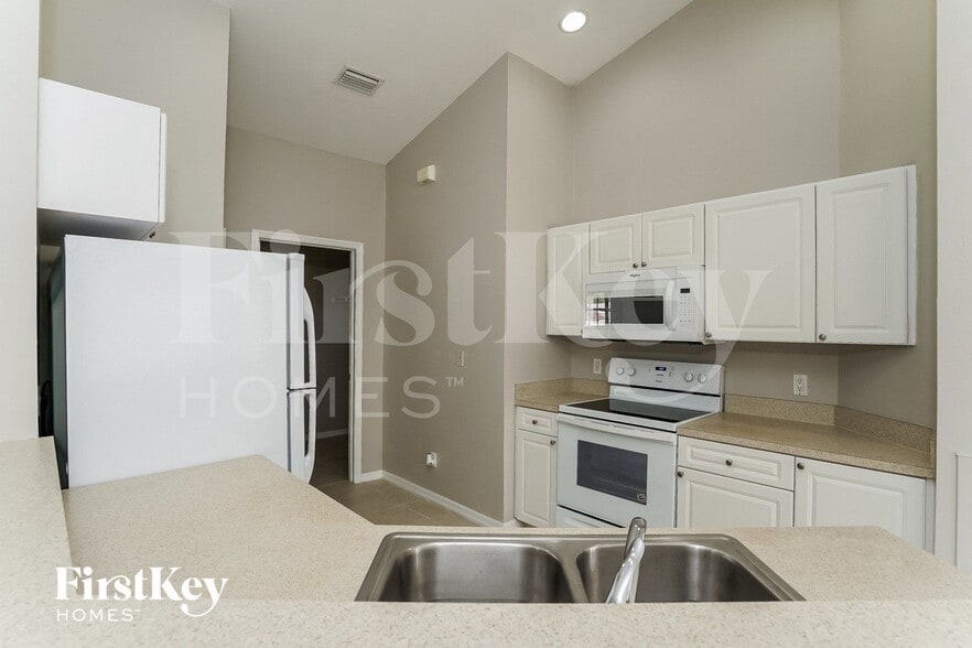 Building Photo - 8352 Bahamas Rd