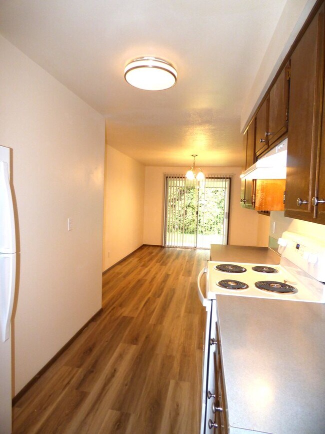 Building Photo - Rent Special: FREE May's Rent!!