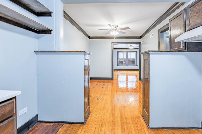 Building Photo - 3021 W 58th St