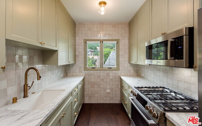 Building Photo - 2607 Beachwood Dr