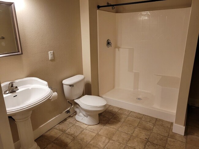 Building Photo - 3 bed Condo in Central Meridian!