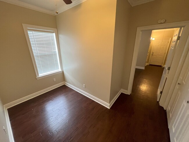 Building Photo - 1 bedroom, 1 bathroom duplex located in Po...