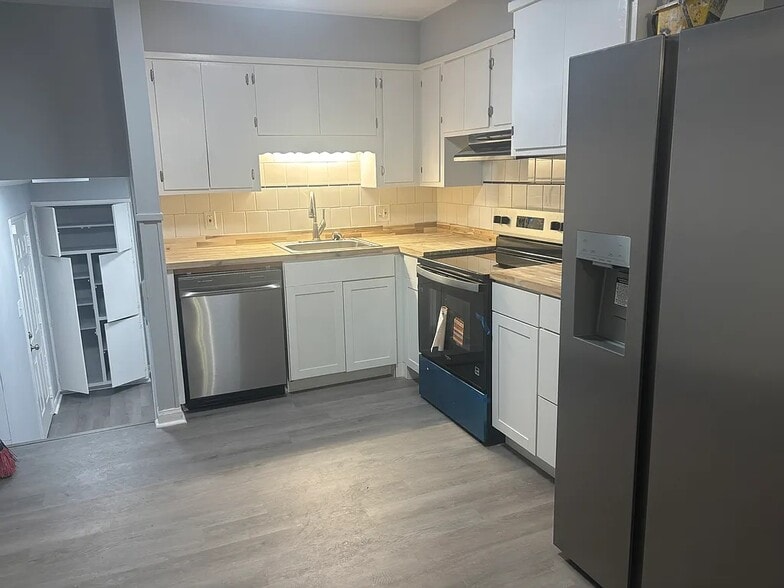 Building Photo - 664 Momote Dr W