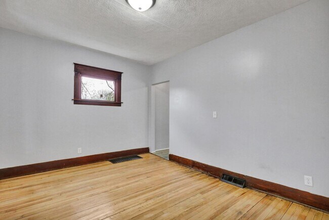 Building Photo - 1136 W Allegan St