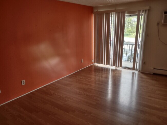 Building Photo - 1300 Golden Cir