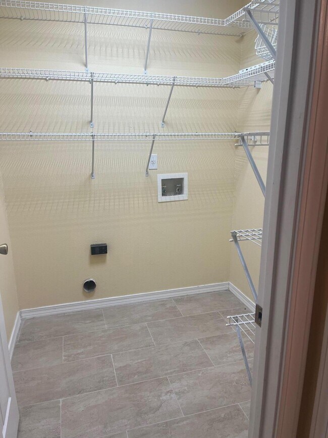 Building Photo - 5575 Meadow Creek Pl