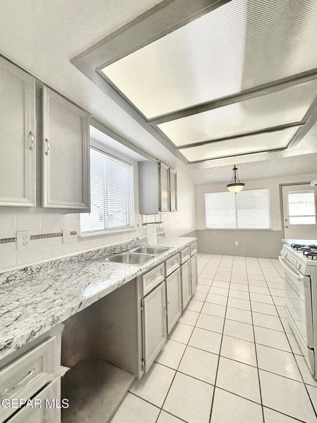 Building Photo - 3425 E Glen Dr