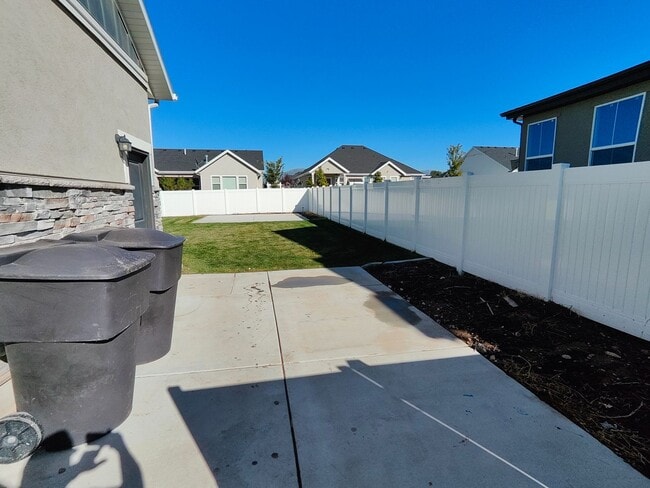 Building Photo - Spacious 6 Bed, 3.5 Bath Home in Clinton, UT