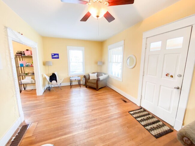 Building Photo - 722 Sunset Dr