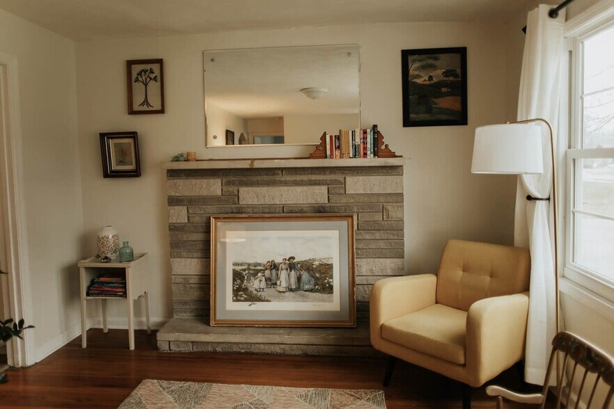 Building Photo - 909 S Mitchell St