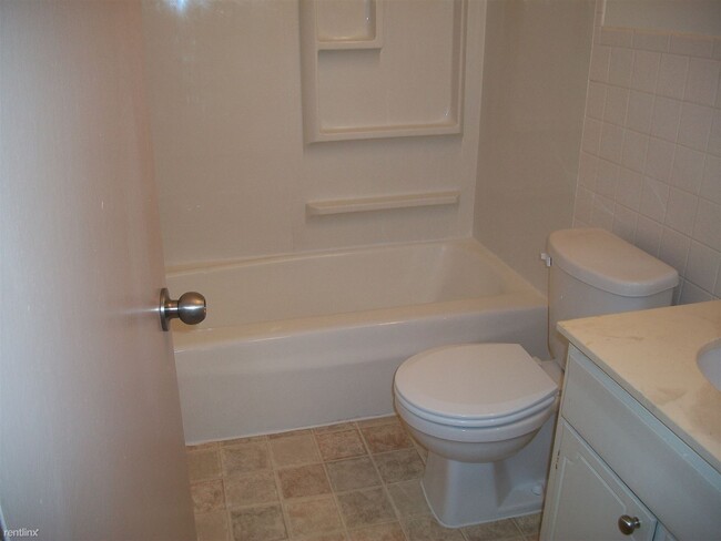 Building Photo - 2 br, 1 bath Apartment - Village Square