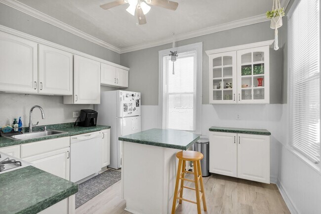 Building Photo - 2 BR+ Den/office, 2 bath Bloomfield/Upper ...