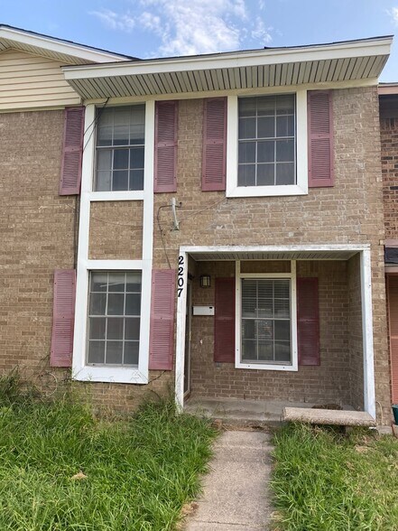 Building Photo - 2207 Montclair Dr