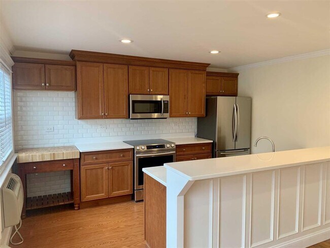 Building Photo - 250 Beechwood Ave