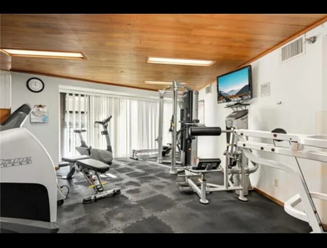 Building Photo - Spacious 2 Bedroom Condo
