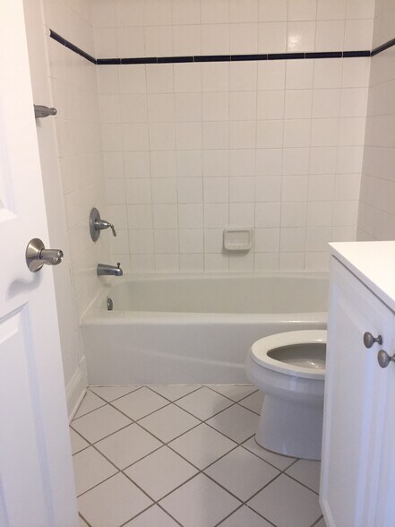 bathroom - 318 W Wayne St