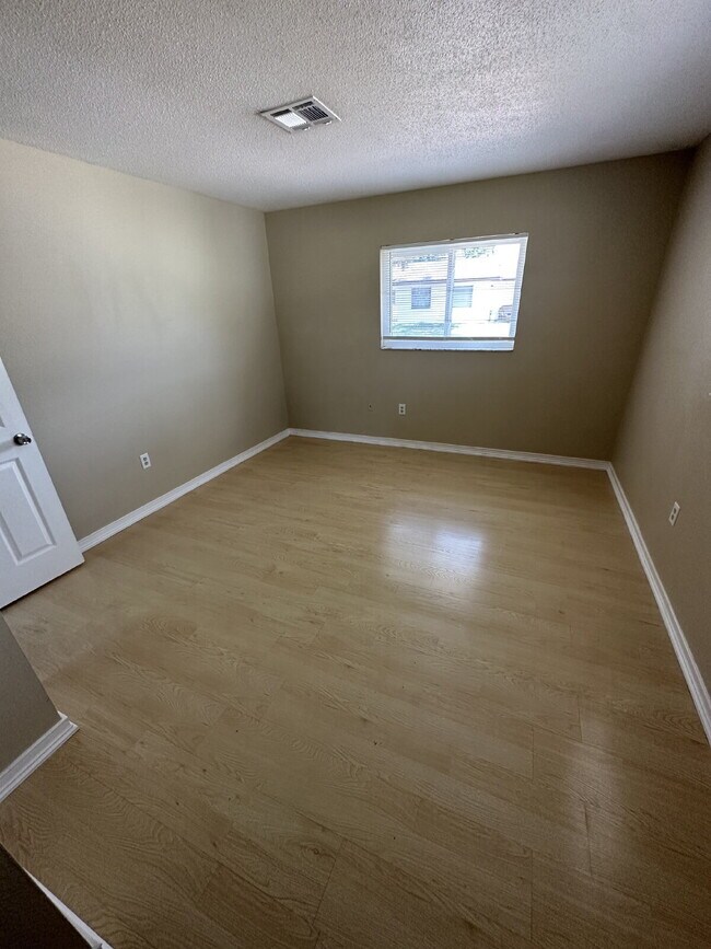 Building Photo - Updated 2 Bedroom, 2 Bathroom Home with St...