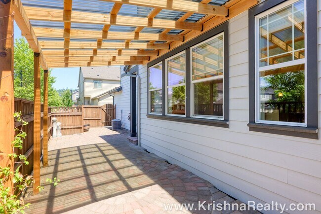 Building Photo - Gorgeous *Corner Lot* 4 BD* 2.5 BA* Single...