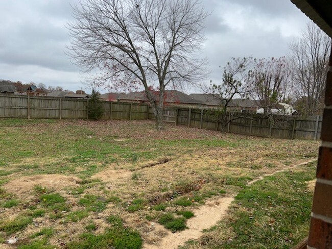 Building Photo - 4 bed 1.5 bath house