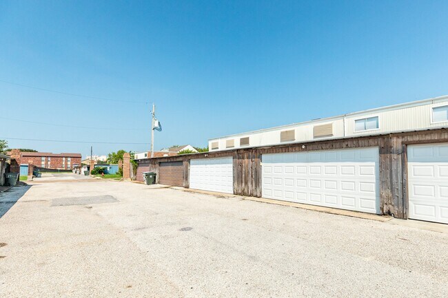 Building Photo - 1920 Back Bay Dr