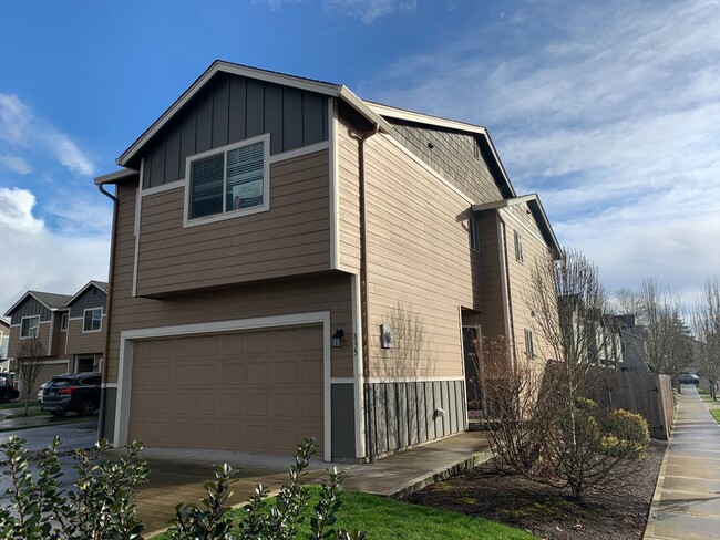 Building Photo - Ask about free rent... Nearly New, wonderf...