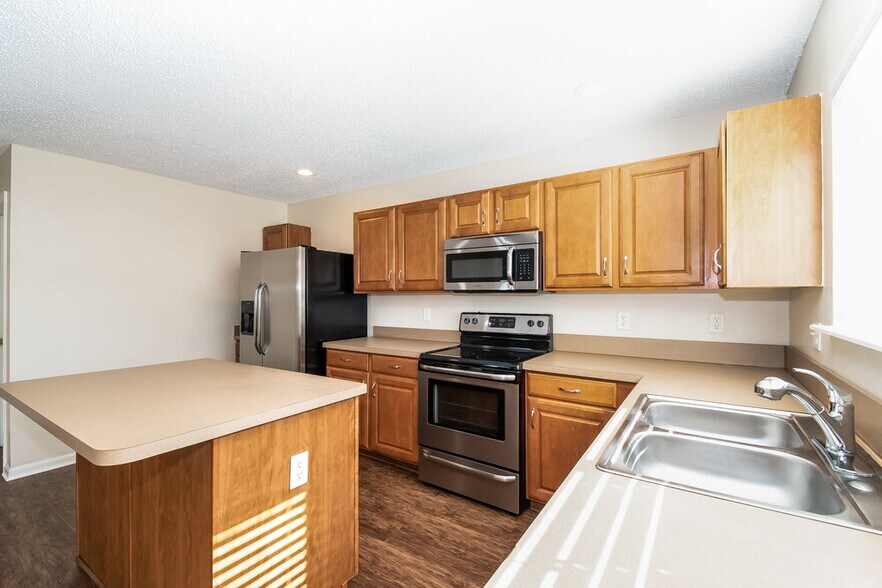 Building Photo - 11558 Brian Lakes Dr N