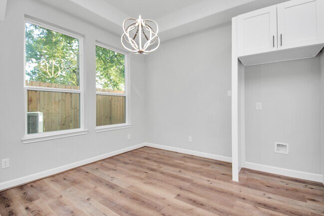 Building Photo - 2349 Hoskins Dr