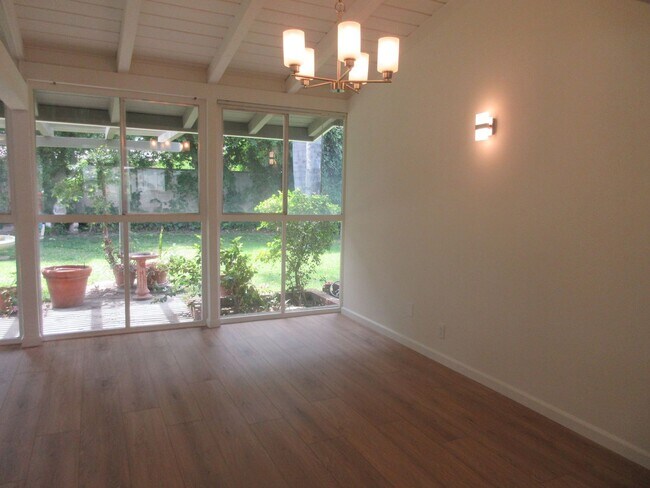 Building Photo - Book your appointment today for this cozy ...