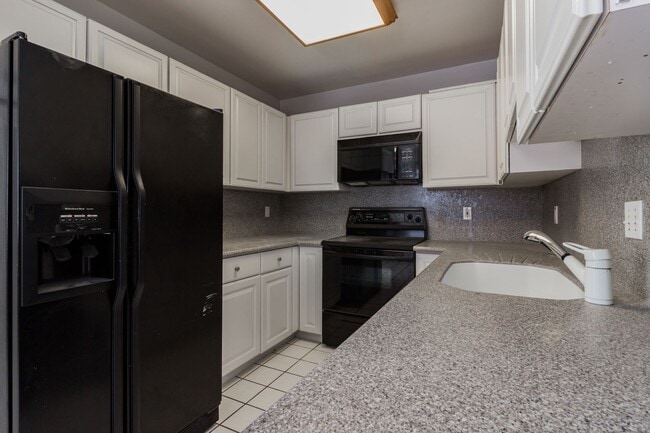 Building Photo - Beautiful 3 Bedroom 3/2 Bath Brick End Uni...