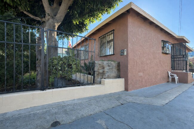 Building Photo - 2442 1/2 Pomeroy Avenue