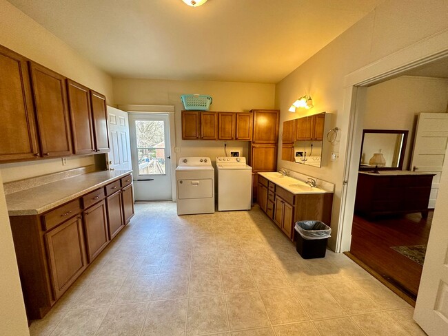 Building Photo - Fully Furnished/All Inclusive Cape Cod
