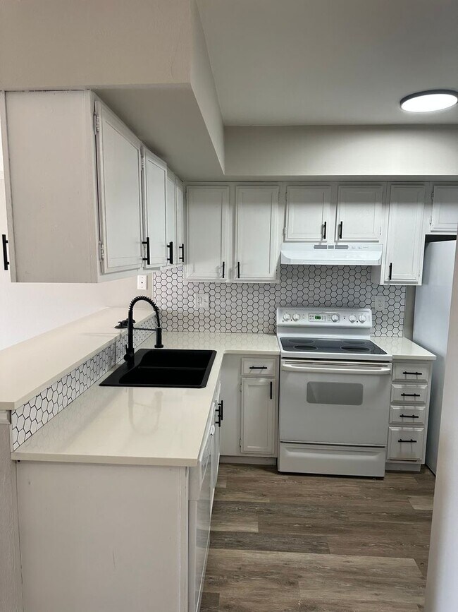 Building Photo - 5462-5462 Fiesta Ln
