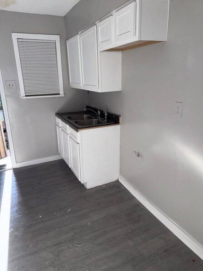 Building Photo - 1235 Latham St