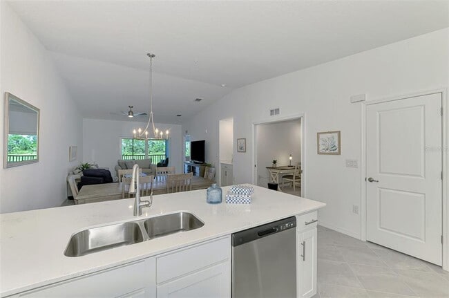 Building Photo - 12470 Wellen Golf St