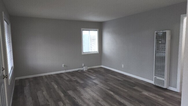 Building Photo - Beautiful 4 Bedroom 2 Bath Home Centrally ...
