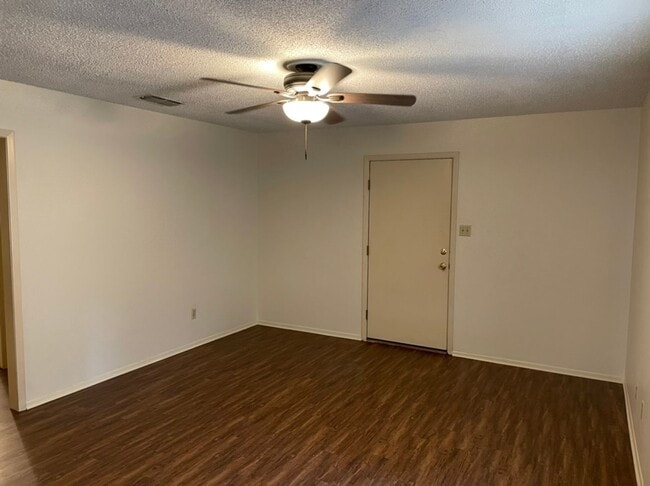 Building Photo - 2 Bedroom 1 Bath Duplex in West Tyler! Tour Today!