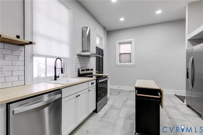Building Photo - 402 Stuart Cir