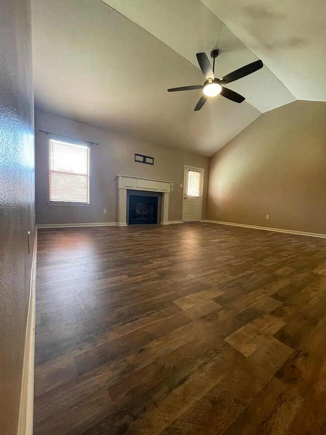 Building Photo - Convenient Sherwood Location