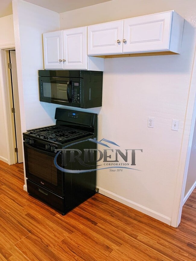 Building Photo - Cozy 2-bedroom 1 bath close to shopping an...